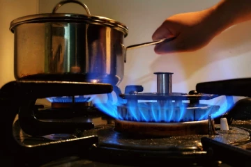 புதுக்குடியிருப்பில் சமைத்து கொண்டிருந்த போதே வெடித்தது சிதறிய அடுப்பு!