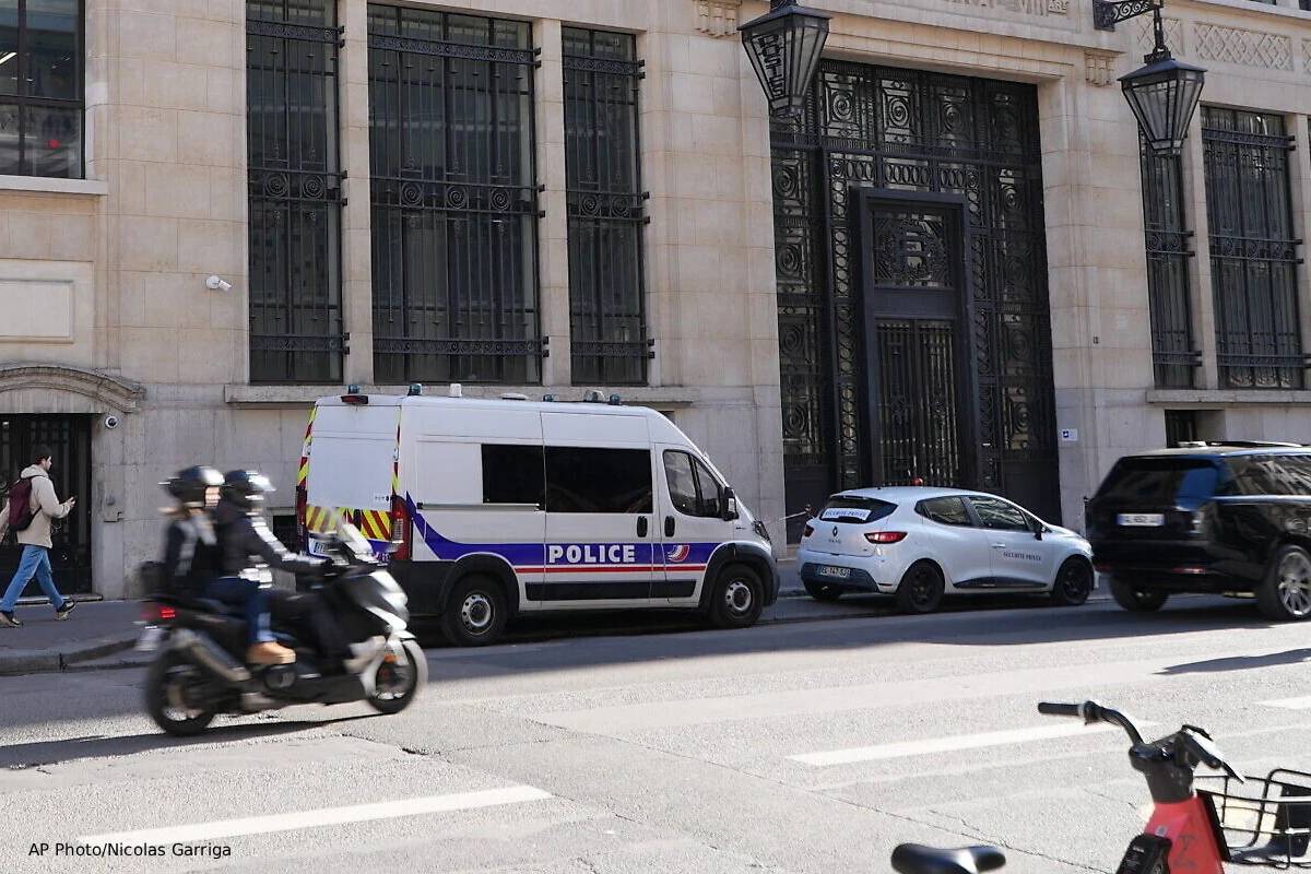 Three arrested in paris attempted attack