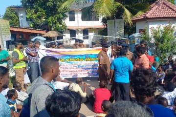 யாழ். பருத்தித்துறை வீதியை மறித்து போராட்டத்தில் ஈடுபட்டுள்ள கடற்றொழிலாளர்கள் (video)