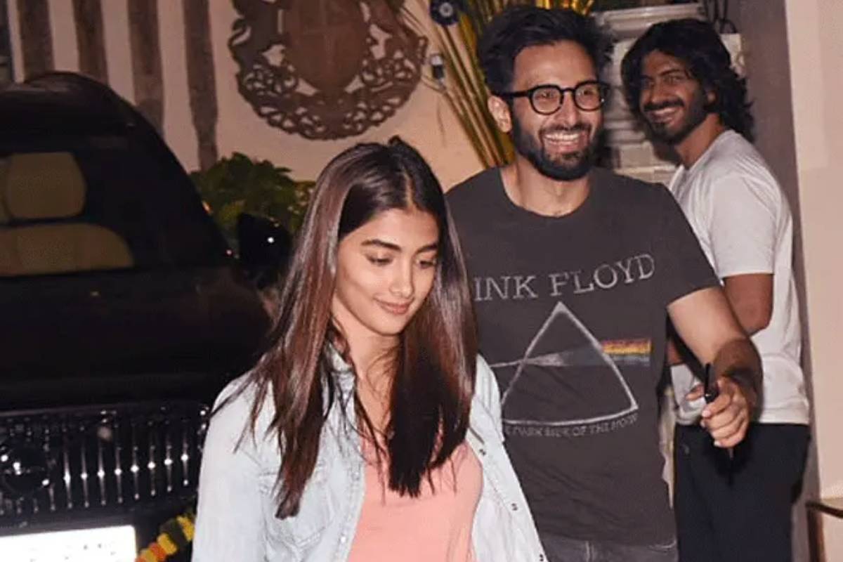 பூஜா ஹெக்டே காதலனுக்கு இவ்வளவு வயது குறைவா? ஆனா அப்படி தெரியலையே | Pooja Hegde Clicks With A Younger Actor Go Viral