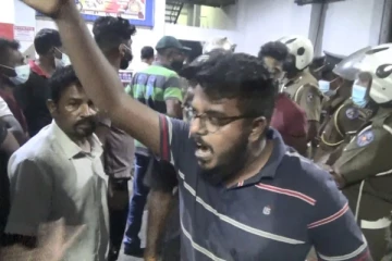 ඉන්ධන පිරවුම්හලක උණුසුම් තත්වයක්.. පොලිසිය කැදවයි..