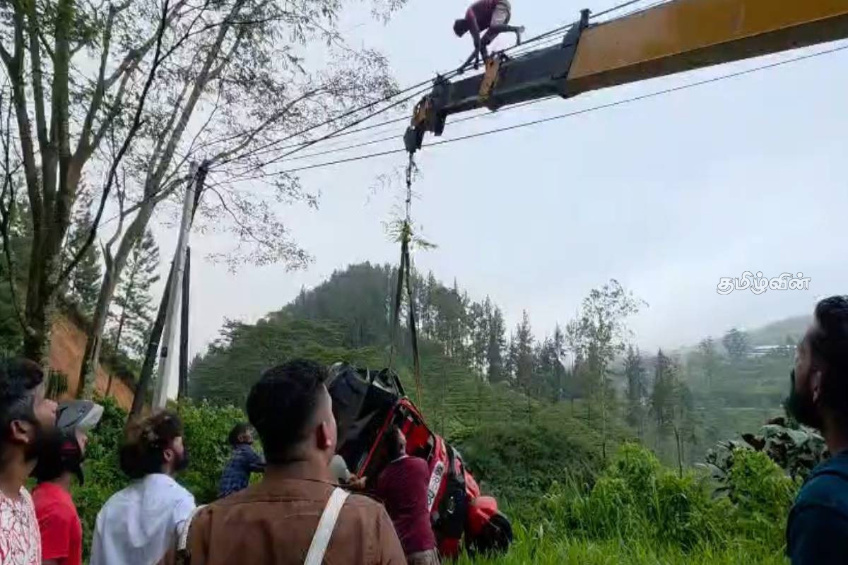 100 அடி பள்ளத்தில் கவிழ்ந்து முச்சக்கரவண்டி விபத்து - சாரதி படுகாயம் | Hatton Colombo Road Accident 100 அடி பள்ளத்தில் கவிழ்ந்து முச்சக்கரவண்டி விபத்து - சாரதி படுகாயம் | Hatton Colombo Road Accident