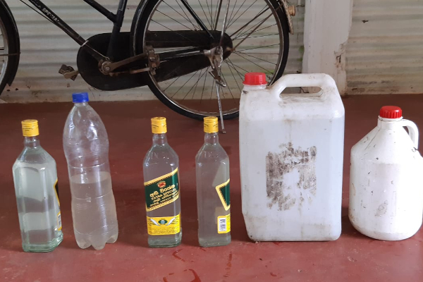 கசிப்பு உற்பத்தியில் ஈடுபட்ட தாயும் மகனும்..! யாழில் சம்பவம் | Drug Dealers In Sri Lanka Familly Arrest