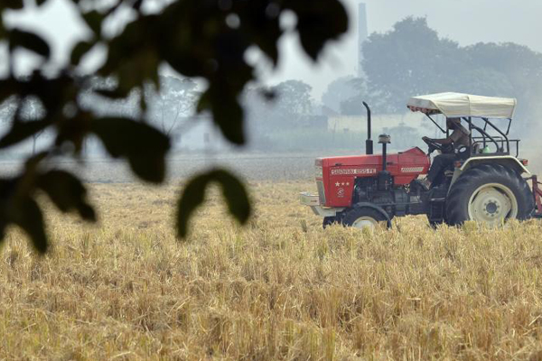 வெள்ளாங்குளம் சந்தி பகுதியில் உழவு இயந்திரமொன்று தடம்புரண்டதில் பன்னிரெண்டு பேர் படுகாயம் | 12 Injured Plowing Machine Derailed Vellangulam