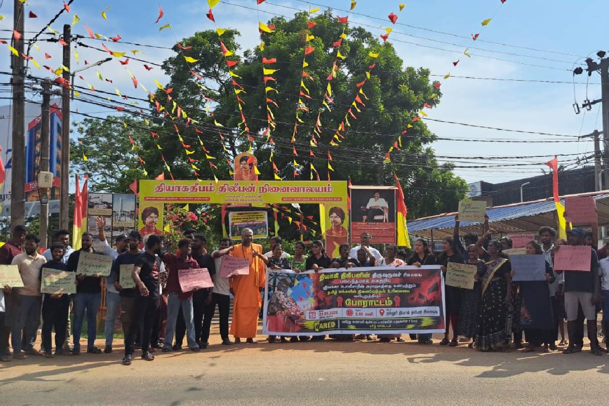 தியாக தீபம் திலீபனின் திருவுருவச் சிலையை அகற்றிய பொலிஸார்! யாழில் இன்றும் பெரும் கண்டனப் போராட்டம் | Mass Protest Demonstration Nallur Again தியாக தீபம் திலீபனின் திருவுருவச் சிலையை அகற்றிய பொலிஸார்! யாழில் இன்றும் பெரும் கண்டனப் போராட்டம் | Mass Protest Demonstration Nallur Again