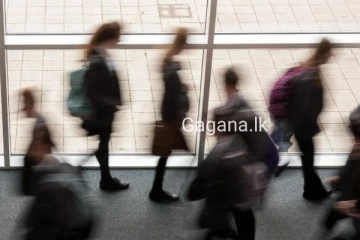 පාසලක පිහි ඇනුමකින් ගුරුවරුන් සහ සිසුන් පිරිසක් රෝහලේ...