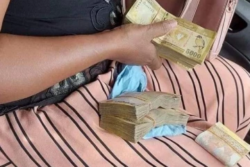 இலங்கையில் பெண் ஒருவரின் கணக்கு இலக்கத்திற்கு வந்த 35 லட்சம் பணம்! தாயும் மகனும் செய்த நெகிழ்ச்சியான செயல்