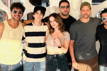 முன்னாள் மனைவி, மகனுடன் புத்தாண்டு கொண்டாட்டம்!! வைரலாகும் நடிகர் ஹிருத்திக் ரோஷன் புகைப்படங்கள்..