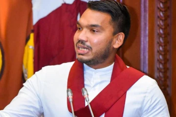 නාමල් රාජ්‍ය පරිපාලනය කරන හැටි අගමැතිට කියා දෙයි