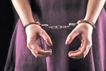 தொல்பொருட்களுடன் சிக்கிய பெண் ; காட்டிக்கொடுத்த இரகசிய தகவல்