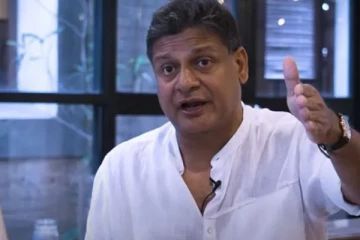 දෙරණේ අධිපති දේශපාලනයට?