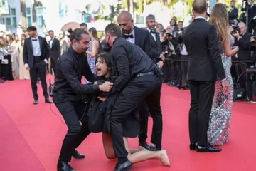 கேன்ஸ் பட விழாவில் நிர்வாணமாக ஓடி வந்த பெண்! அதிர்ச்சியில் பிரபலங்கள்