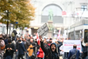 சுவிஸ் நகரமொன்றில் கோவிட்-19 நடவடிக்கைகளை எதிர்த்து நூற்றுக்கணக்கானோர் ஆர்ப்பாட்டம்; எதிராக கிளம்பிய மற்றோரு குழு!