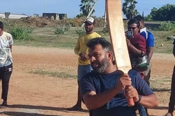 யாழில் கிரிக்கெட் விளையாடி மகிழ்ந்த பிரபல இசையமைப்பாளர் சந்தோஷ் நாராயணன்!