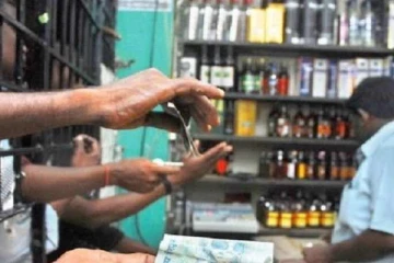 திருகோணமலையிலும் சுகாதார விதிமுறைகளை மறந்து மதுபானசாலைகளில் திரண்ட கூட்டம்