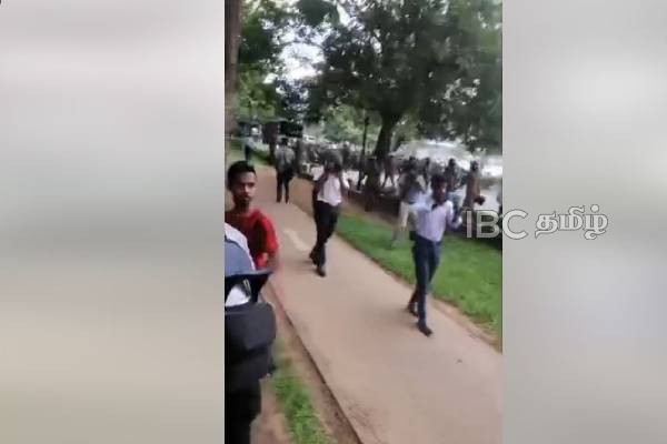 கொழும்பில் பதற்ற நிலை! போராட்டக்காரர்கள் மீது நீர்த்தாரை பிரயோகம் : காவல்துறை குவிப்பு(காணொளி) | Demonstration By Medical Students In Colombo