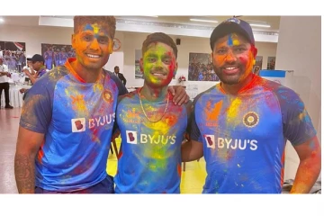 ஹோலி பண்டிகை கொண்டாடிய இந்திய வீரர்கள்... - வைரலாகும் புகைப்படம்...!