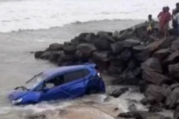 මෝටර් රථයක් මහ මුහුදට වැටුණු බිහිසුණු අනතුර (VIDEO)