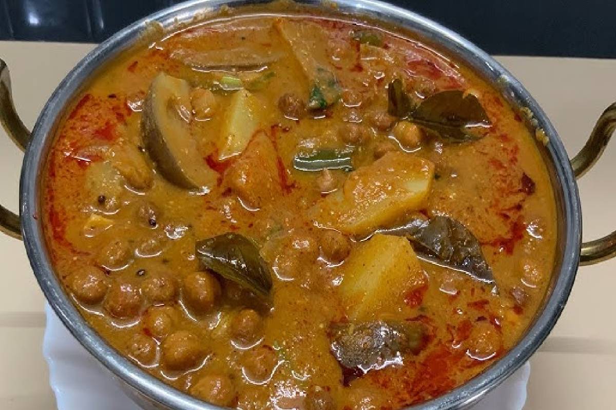 நாவூரும் சுவையில் உருளைக்கிழங்கு வேர்க்கடலை குழம்பு... பண்ணலாமா? | Potato Peanut Kara Kuzhambu Recipe In Tamil