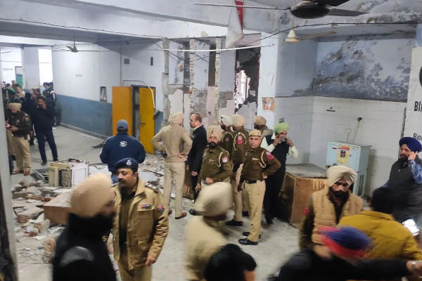 இந்திய நீதிமன்றம் ஒன்றில் குண்டு வெடிப்பு : 3 பேர் பலி - ஐபிசி தமிழ்