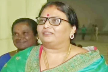 “நான்தான் ஜெயலலிதாவின் மகள்... என்னை எல்லாருக்கும் தெரியும்..”? - ஜெ.நினைவிடத்தில் பரபரப்பு