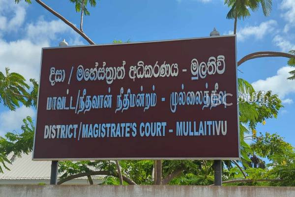 மூன்றாவது நாளாக தொடர்கிறது முல்லைத்தீவு சட்டத்தரணிகளின் பணிப்பகிஸ்கரிப்பு(படங்கள்) | Mullaitivu Lawyers Job Review Continue Third Day