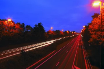 நெடுஞ்சாலையில் கிடந்த குழந்தை; காரை விட்டு அருகே சென்ற பெண்.. திகில்பட பாணியில் நடந்த அசம்பாவிதிம்