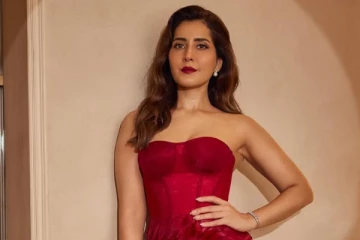 சிவப்பு நிற உடையில் ரசிகர்களை கவரும் நடிகை ராஷி கன்னா.. கிளாமர் போட்டோஷூட்