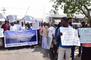 மன்னார் - பள்ளிமுனை கிராம கடற்றொழிலாளர்களால் முன்னெடுக்கப்பட்ட கவனயீர்ப்பு போராட்டம்