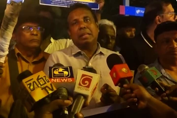 කොළඹ වටලයි - පන්දම් අල්ලගෙන පුවරු දරාගෙන - උණුසුම් වෙන කොළඹ - දැන් ලැබුණු දර්ශන එළියට [VIDEO]