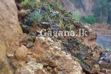 ප්‍රධාන මාර්ගයකට පස් කන්දක් කඩා වැටී මාර්ගය අවහිර වෙයි - රියදුරන්ට දැනුම්දීමක්..