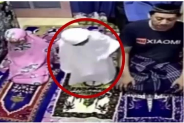 முதல் முறையாக தொழுகையில் கலந்து கொண்ட குழந்தை! செய்த சுட்டித்தனத்தைப் பாருங்க