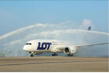 கட்டுநாயக்காவில் தரையிறங்கிய விமானத்திற்கு மகத்தான வரவேற்பு (படங்கள்)