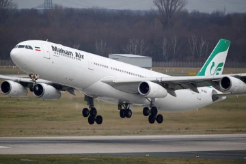 விமானத்தில் அரைநிர்வாணமாக திரிந்த பெண்