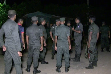 முல்லைத்தீவு எரிபொருள் நிரப்பு நிலையத்தில் பொல்லுகளுடன் களமிறங்கிய இராணுவத்தினர்! இளைஞர்கள் மீது தாக்குதல்