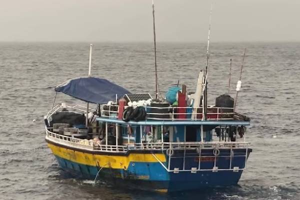 சீசெல்ஸ் கடல் எல்லையில் எரியூட்டப்பட்ட ஆழ்கடல் படகு | Seychelles Fishing Boat Sri Lanka