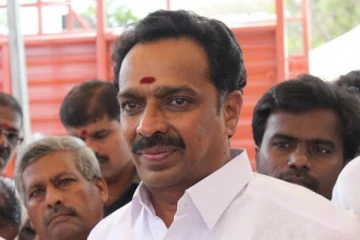 அதிமுகவினரை தொட்டால் கையை  உடைப்பேன் - முன்னாள் அமைச்சர் பரபரப்பு பேச்சு