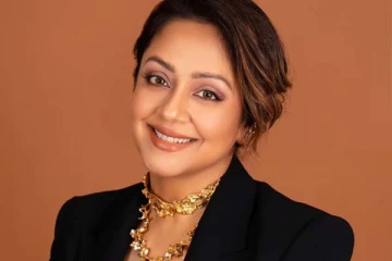 விருது விழாவிற்கு கவர்ச்சி உடையில் வந்த ஜோதிகா... வாயடைத்துப் போன ரசிகர்கள்