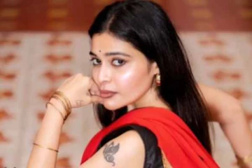 புடவையை ஒரு விதமாக கட்டி ரசிகர்களை திக்குமுக்காட வைக்கும் சீரியல் நடிகை