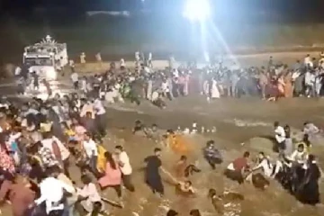 ஆற்றில் கரைக்கப்பட்ட துர்கா சிலை : கொத்து கொத்தாக அடித்து செல்லப்பட்ட மக்கள்