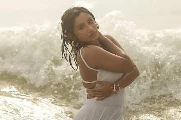 கடற்கரையில் ஈரமான உடையில் சீரியல் நடிகை ரவீனா ஹாட் போட்டோஷூட்