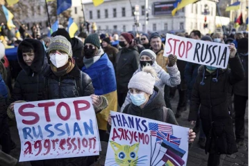 ரஷிய தாக்குதலை எதிர்த்து பல நாடுகளில் கிளர்ந்தெழுந்த  மக்கள்!