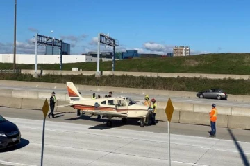 ஒன்றாரியோவில் அவசர அவசரமாக அதிவேக நெடுஞ்சாலையில் தரையிறங்கிய விமானம்!