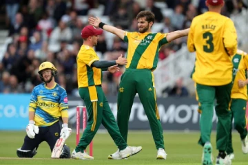 ஆட்டத்தின் முதல் ஓவரிலேயே 4 விக்கெட்டுகளை சாய்த்த வீரர்! கதிகலங்கிய எதிரணியின் வீடியோ