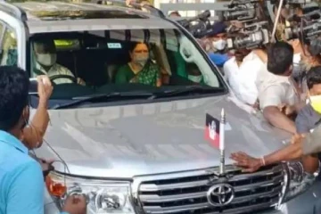 காரில் அதிமுக கொடியுடன் மருத்துவமனைக்கு வந்த சசிகலா