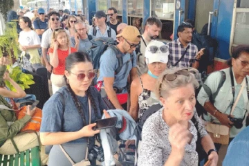 සංචාරක ක්ෂේත්‍රයට සතුටුදායී ආරංචියක් - ඇල්ල නගරයට සංචාරයන් විශාල පිරිසක්