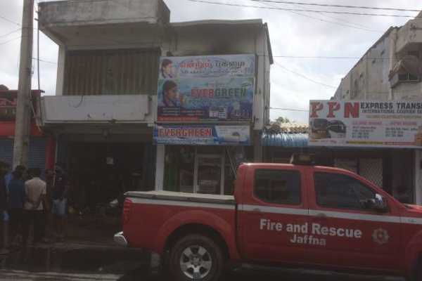 யாழில் தீப்பற்றி ஏரிந்த வர்த்தக நிலையம்: பல லட்சம் பெறுமதியான பொருட்கள் சேதம் | Trade Center On Fire In Jaffna Goods Damaged