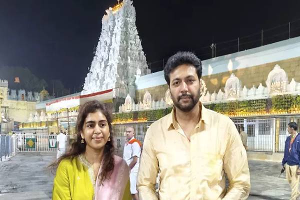 பெண் தோழியுடன் ஊர் சுற்றும் ரவி மோகன்