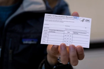 இலங்கையில் தடுப்பூசி அட்டை இல்லாதவர்களுக்கு ஏற்பட்டுள்ள பெரும் நெருக்கடி