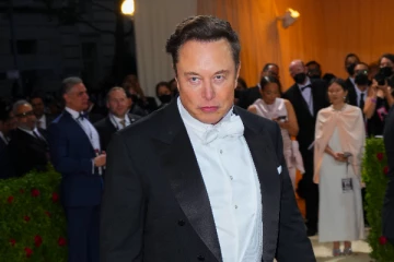 ஊழியர்களை எச்சரிக்கும் எலன் மஸ்க்; சலுகைகள் ரத்து